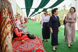 Mehriban Əliyeva Bişkekdə dekorativ-tətbiqi sənət ustalarının əl işlərindən ibarət sərgi ilə tanış olub