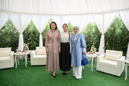 Mehriban Əliyeva Bişkekdə dekorativ-tətbiqi sənət ustalarının əl işlərindən ibarət sərgi ilə tanış olub