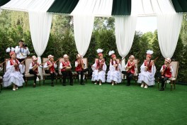 Mehriban Əliyeva Bişkekdə dekorativ-tətbiqi sənət ustalarının əl işlərindən ibarət sərgi ilə tanış olub