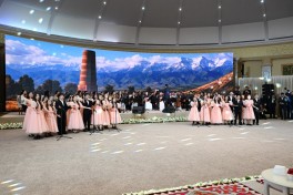 Mehriban Əliyeva Bişkekdə dekorativ-tətbiqi sənət ustalarının əl işlərindən ibarət sərgi ilə tanış olub