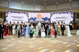Mehriban Əliyeva Bişkekdə dekorativ-tətbiqi sənət ustalarının əl işlərindən ibarət sərgi ilə tanış olub