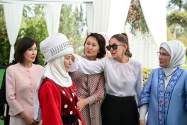Mehriban Əliyeva Bişkekdə dekorativ-tətbiqi sənət ustalarının əl işlərindən ibarət sərgi ilə tanış olub