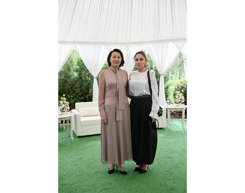Mehriban Əliyeva Bişkekdə dekorativ-tətbiqi sənət ustalarının əl işlərindən ibarət sərgi ilə tanış olub