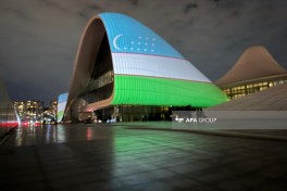 Heydər Əliyev Mərkəzinin binası Özbəkistan bayrağının rəngləri ilə işıqlandırılıb