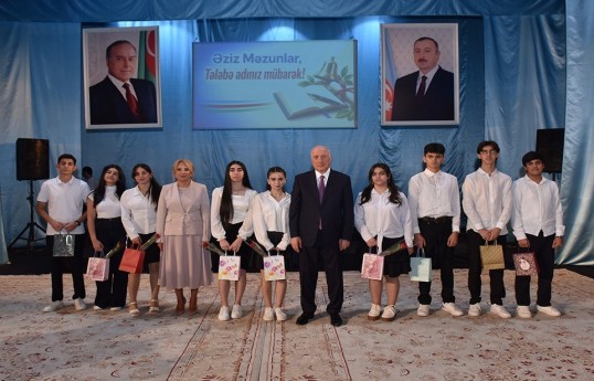 Zakir Fərəcov yüksək bal toplayan məzunlarla görüşüb