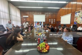 Akko meri Albert Aqarunovun xatirəsinin əbədiləşdirilməsi haqqında sertifikatı qardaşına təqdim edib - FOTO 