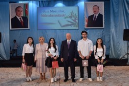 Zakir Fərəcov yüksək bal toplayan məzunlarla görüşüb