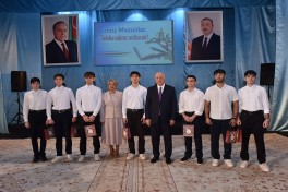 Zakir Fərəcov yüksək bal toplayan məzunlarla görüşüb