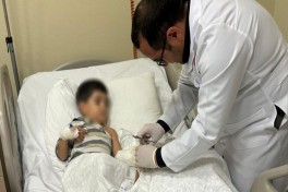 3 yaşlı uşağın ət maşınında ağır yaralanan əli 8 saatlıq mikrocərrahi əməliyyatla bərpa edilib - FOTO 