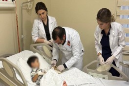 3 yaşlı uşağın ət maşınında ağır yaralanan əli 8 saatlıq mikrocərrahi əməliyyatla bərpa edilib - FOTO 