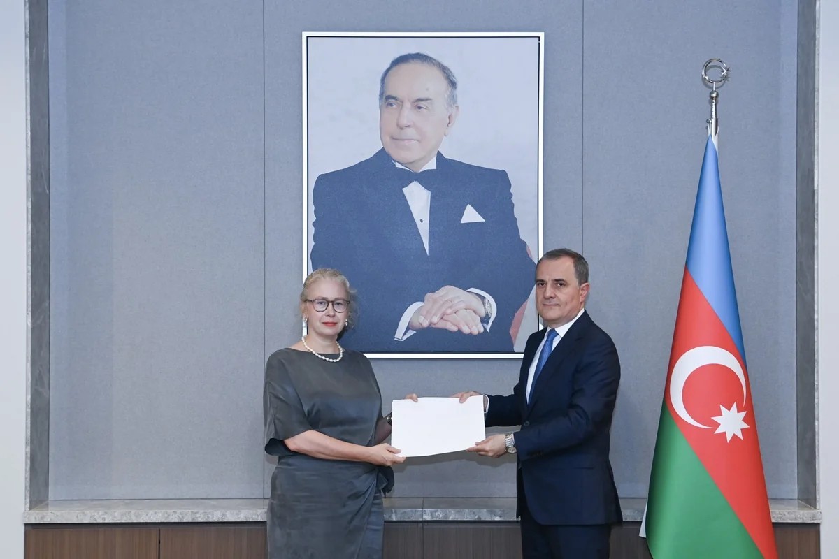 İsveçin yeni səfiri etimadnaməsinin surətini Ceyhun Bayramova təqdim edib