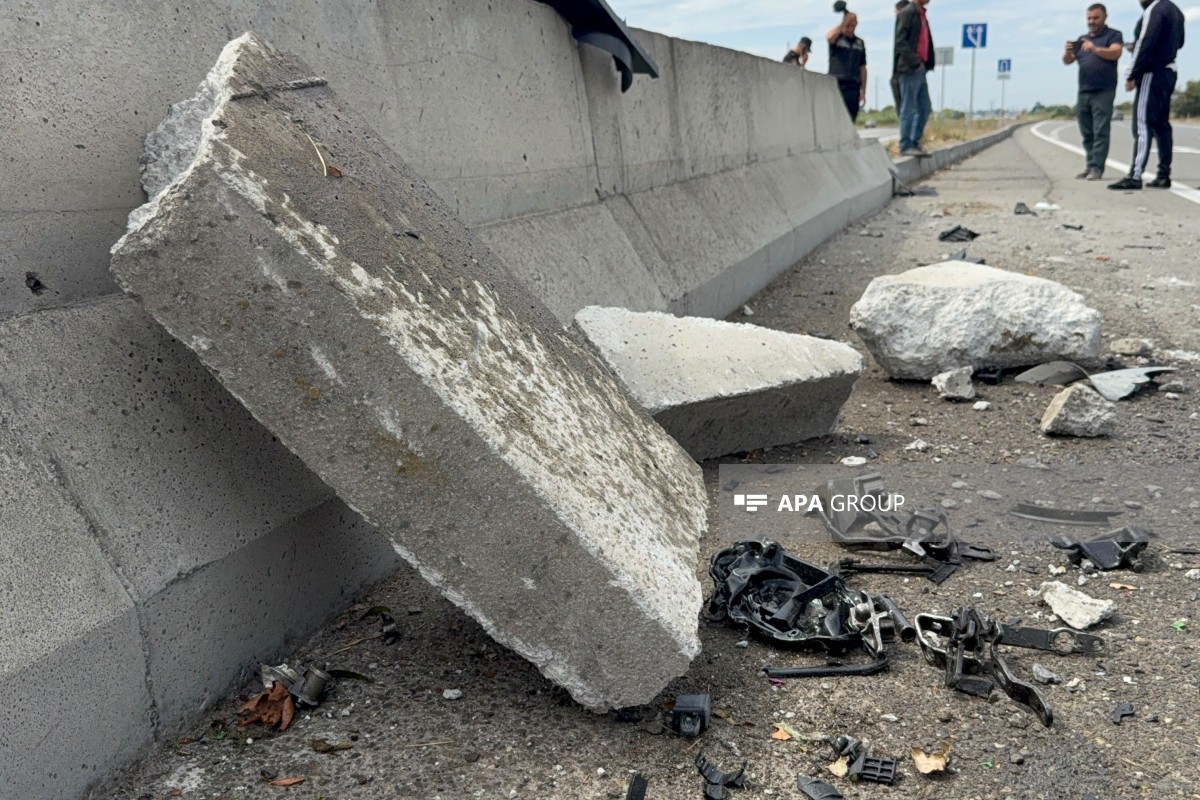 Bakı–Qazax yolunda maşın beton səddə çırpılıb, xəsarət alan var - <span class="red_color">FOTO