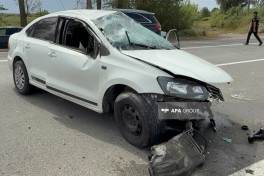 Bakı–Qazax yolunda maşın beton səddə çırpılıb, xəsarət alan var - FOTO 