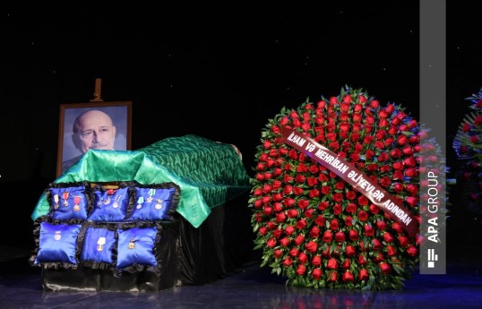 Prezident İlham Əliyev və Mehriban Əliyeva Aleksandr Şarovskinin vida mərasiminə əklil göndəriblər