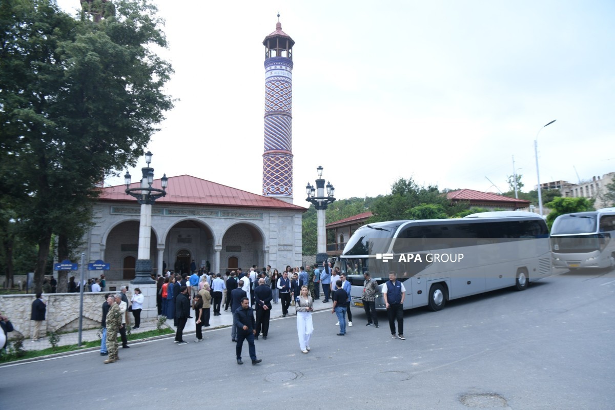 Diplomatik korpusun nümayəndələri Yuxarı Gövhər Ağa məscidini ziyarət ediblər - FOTO