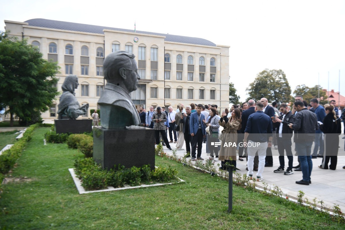 Xarici diplomatlar Şuşada Natəvanın, Bülbülün və Üzeyir Hacıbəylinin güllələnmiş büstlərini ziyarət ediblər - FOTO