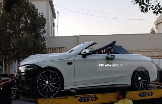 Gəncədə toy karvanında gəlin maşını işıq dirəyinə çırpılıb - FOTO 