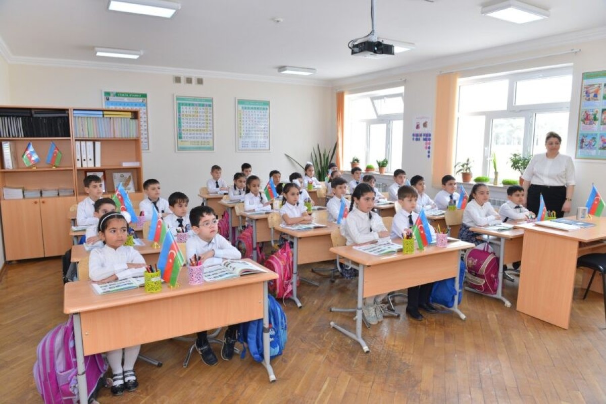 Emin Əmrullayev məktəblərin dərs saatlarının dəyişdirilməsi məsələsinə münasibət bildirib