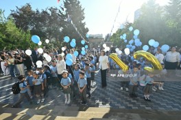 Emin Əmrullayev bu il məktəbə qədəm qoyan şagirdləri təbrik edib - FOTO 