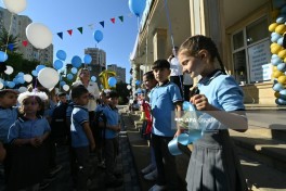 Emin Əmrullayev bu il məktəbə qədəm qoyan şagirdləri təbrik edib - FOTO 