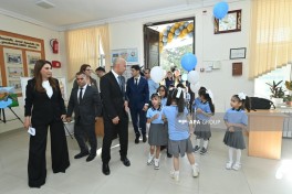 Emin Əmrullayev bu il məktəbə qədəm qoyan şagirdləri təbrik edib - FOTO 