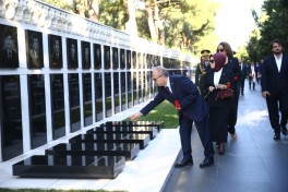 Bakının azad edilməsinin 108-ci ildönümü münasibətilə Şəhidlər xiyabanı və Türk şəhidliyi ziyarət olunub