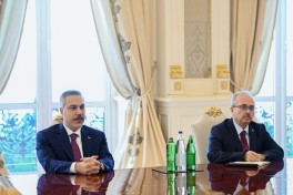 Prezident İlham Əliyev Türkiyənin xarici işlər nazirini qəbul edib