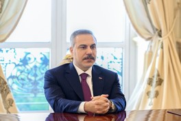 Prezident İlham Əliyev Türkiyənin xarici işlər nazirini qəbul edib