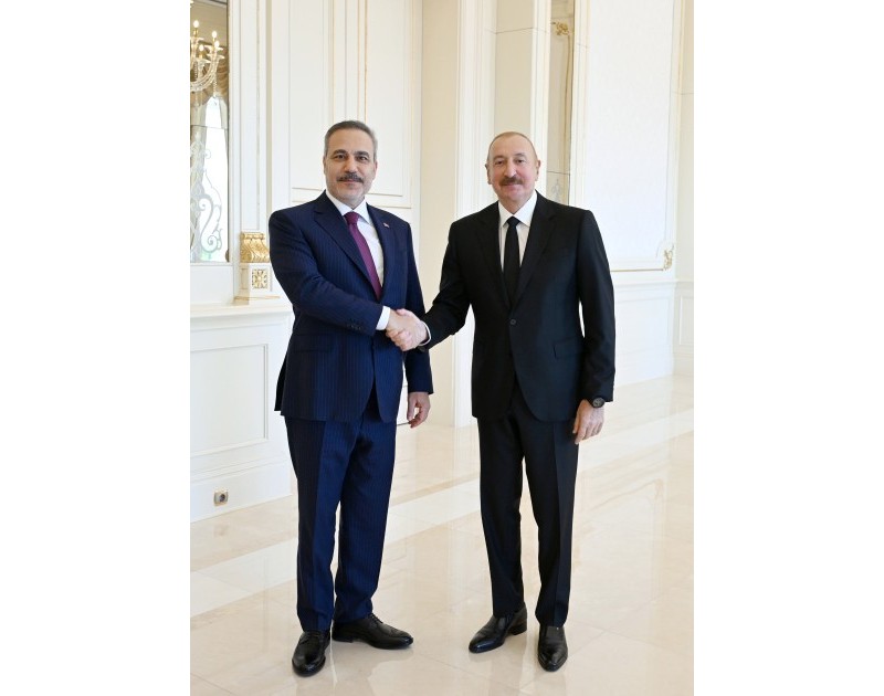 Prezident İlham Əliyev Türkiyənin xarici işlər nazirini qəbul edib