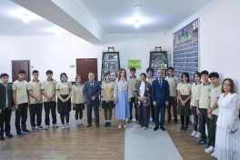 Ədəbiyyatla dolu buruqlar: neftçilər Bilik Günündə Suraxanı məktəblilərini çoxdilli kitabxana hədiyyəsi ilə sevindirdilər