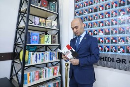 Ədəbiyyatla dolu buruqlar: neftçilər Bilik Günündə Suraxanı məktəblilərini çoxdilli kitabxana hədiyyəsi ilə sevindirdilər