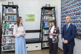 Ədəbiyyatla dolu buruqlar: neftçilər Bilik Günündə Suraxanı məktəblilərini çoxdilli kitabxana hədiyyəsi ilə sevindirdilər