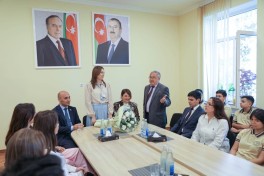 Ədəbiyyatla dolu buruqlar: neftçilər Bilik Günündə Suraxanı məktəblilərini çoxdilli kitabxana hədiyyəsi ilə sevindirdilər
