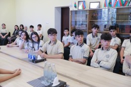 Ədəbiyyatla dolu buruqlar: neftçilər Bilik Günündə Suraxanı məktəblilərini çoxdilli kitabxana hədiyyəsi ilə sevindirdilər