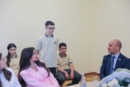 Ədəbiyyatla dolu buruqlar: neftçilər Bilik Günündə Suraxanı məktəblilərini çoxdilli kitabxana hədiyyəsi ilə sevindirdilər