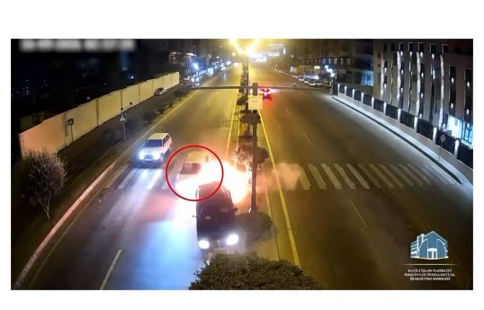 Bakıda maşın piyadaya yol verən avtomobilə çırpılıb, yanğın baş verib - VİDEO 