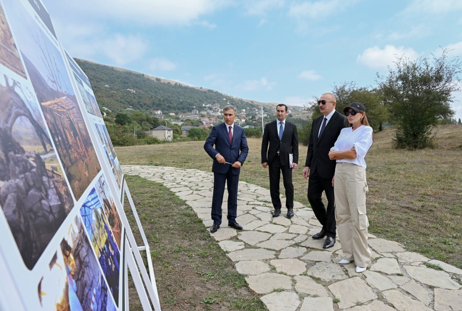 Prezident Şamaxıda Pir Ömər Sultan ziyarətgahında aparılan konservasiya işləri ilə tanış olub - YENİLƏNİB - FOTO