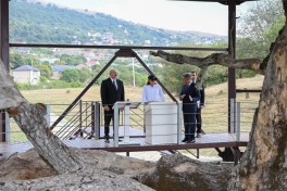Prezident Şamaxıda Pir Ömər Sultan ziyarətgahında aparılan konservasiya işləri ilə tanış olub - YENİLƏNİB  - FOTO 