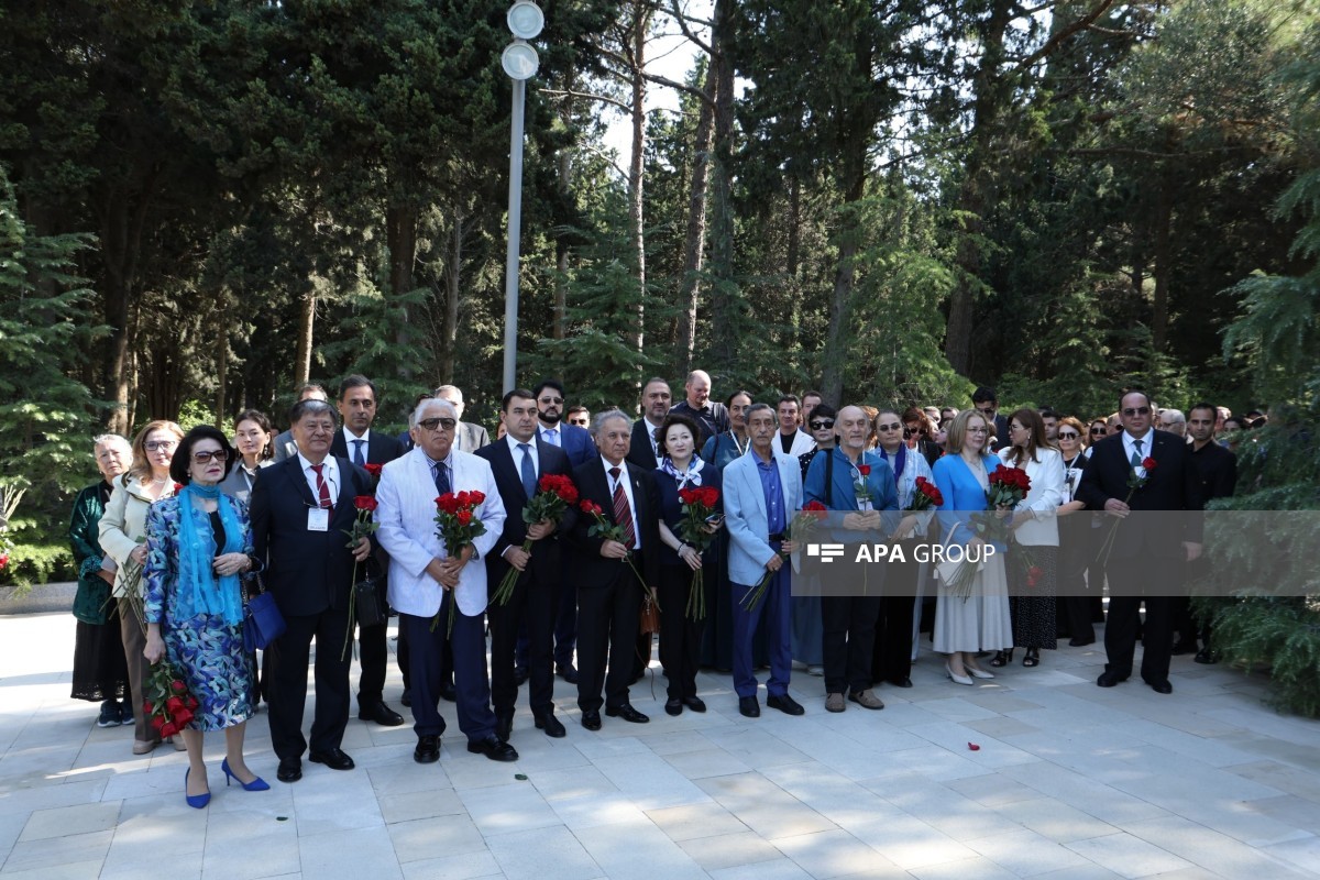 Milli Musiqi Günü münasibətilə I Fəxri xiyabanda Üzeyir Hacıbəylinin məzarı ziyarət edilib - <span class="red_color">FOTO