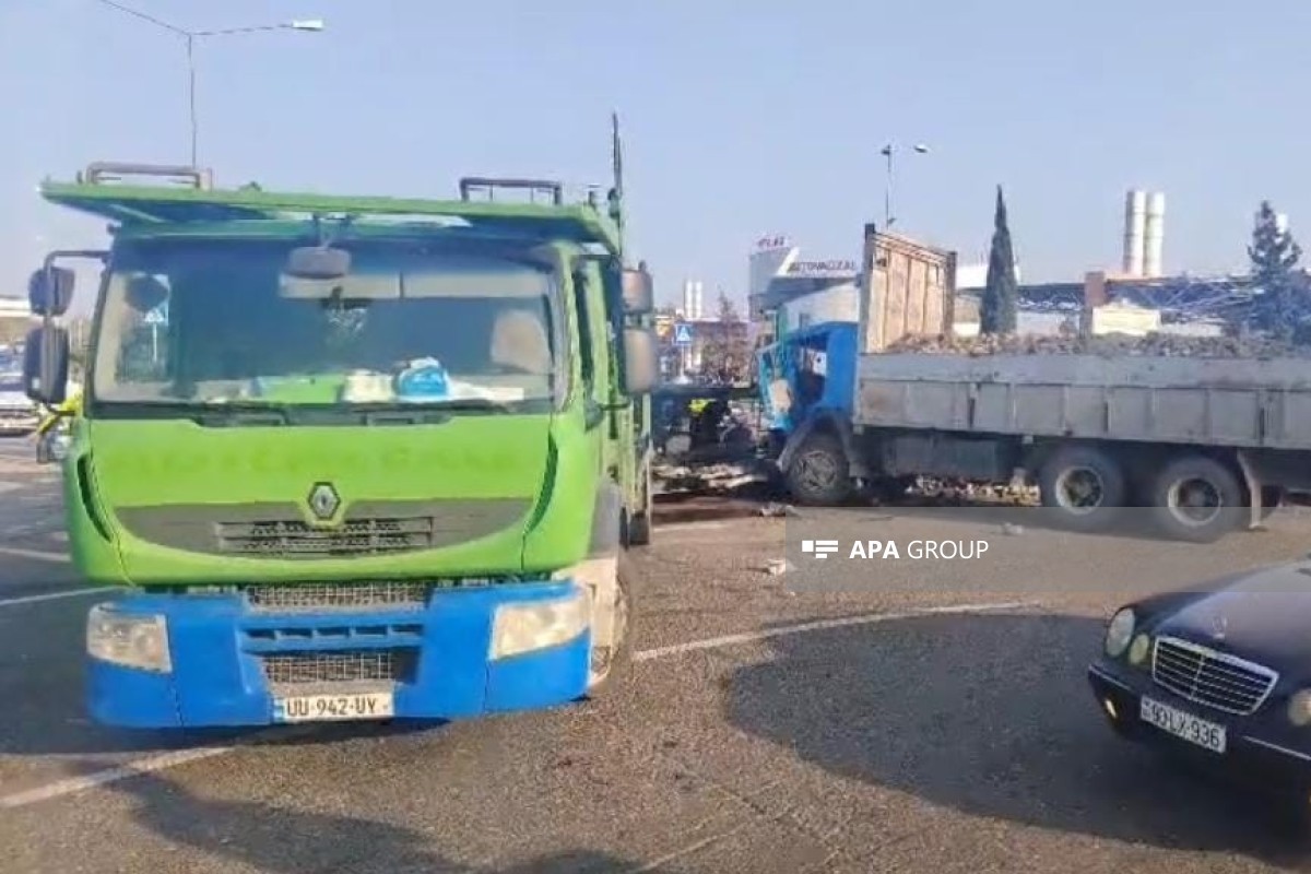 Yevlaxda iki yük maşını toqquşub