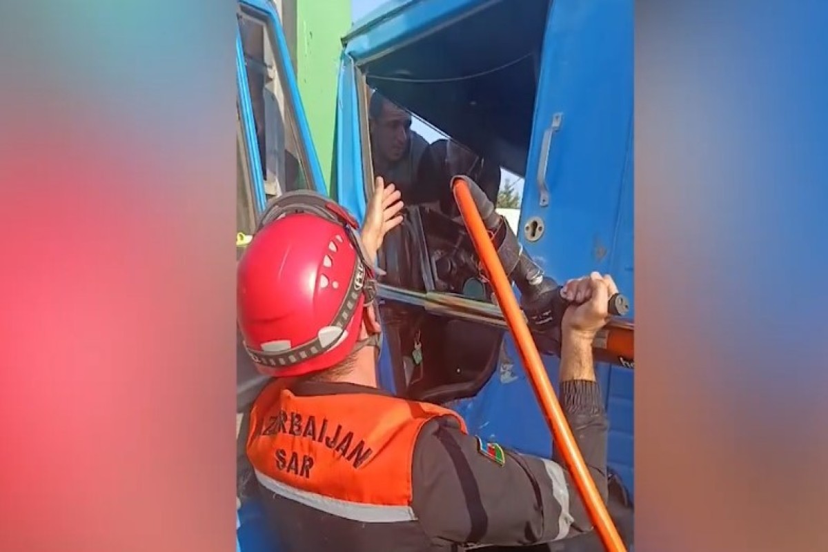 FHN-in əməkdaşları avtomobildə sıxılı vəziyyətdə qalan şəxsi xilas edib