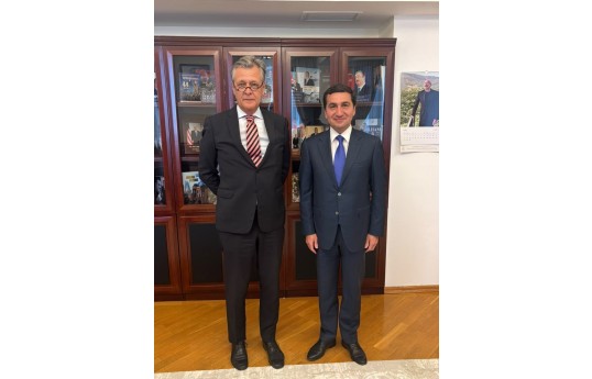 Almaniyanın ölkəmizdəki səfiri Dirk Lölke  və   Azərbaycan Respublikası Prezidentinin köməkçisi – Prezident Administrasiyasının Xarici siyasət məsələləri şöbəsinin müdiri Hikmət Hacıyev