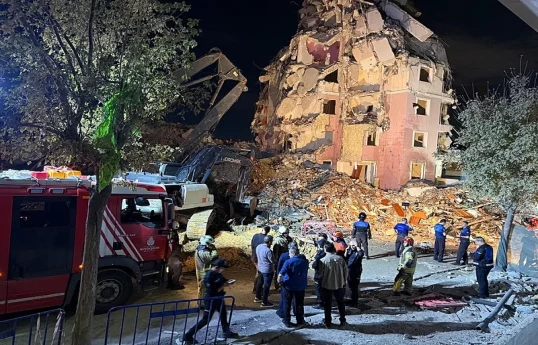 İstanbulda söküntü zamanı binanın bir hissəsi çöküb, 2 nəfər yaralanıb