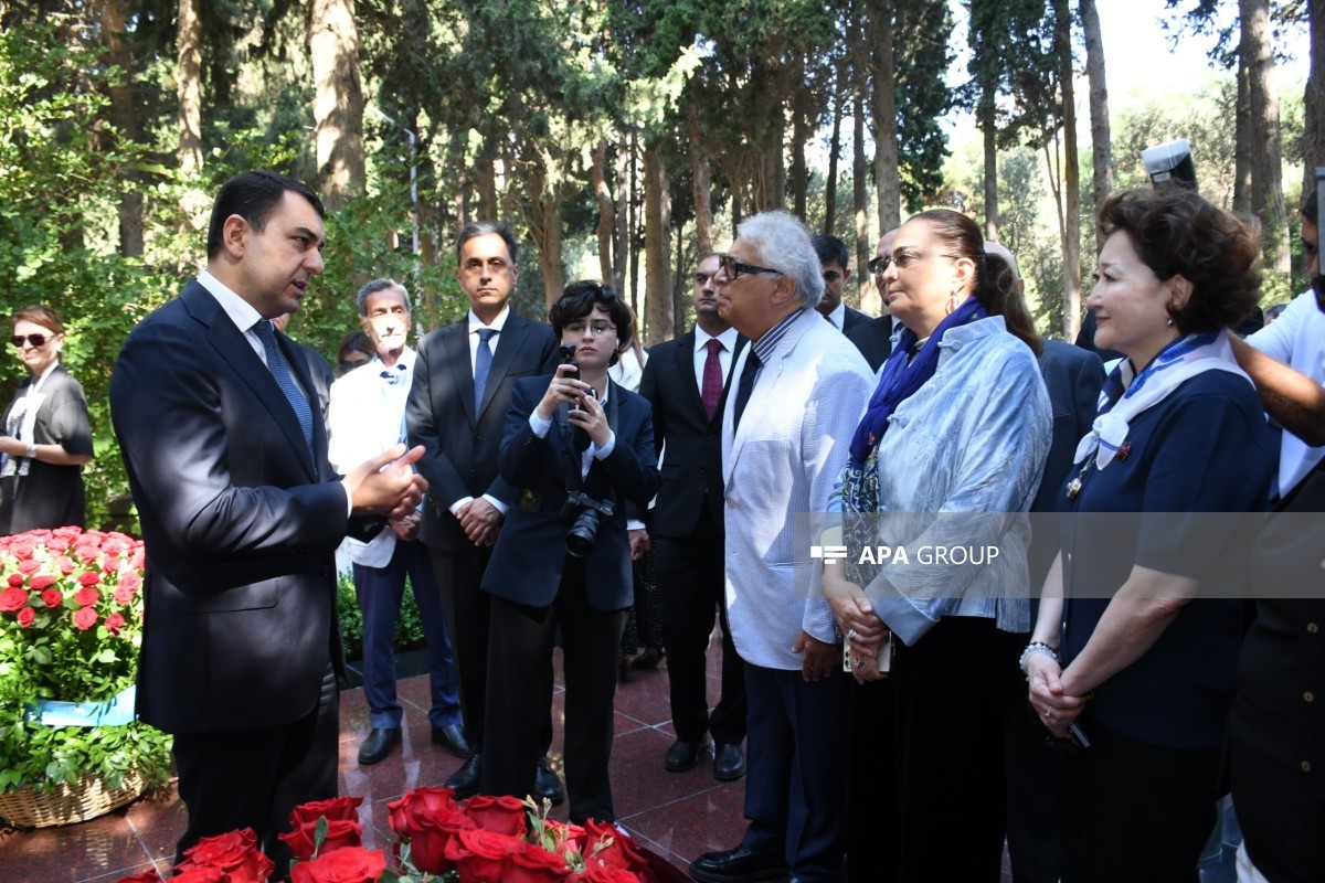 Milli Musiqi Günü münasibətilə I Fəxri xiyabanda Üzeyir Hacıbəylinin məzarı ziyarət edilib - FOTO 