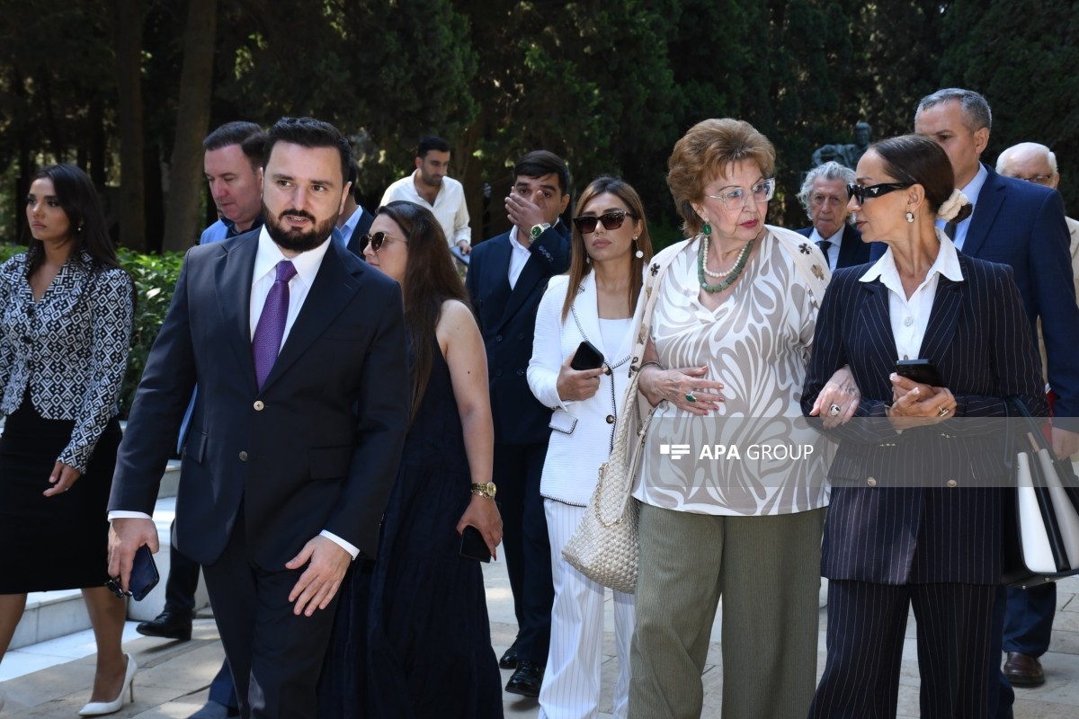 Milli Musiqi Günü münasibətilə I Fəxri xiyabanda Üzeyir Hacıbəylinin məzarı ziyarət edilib - FOTO 