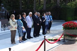 Milli Musiqi Günü münasibətilə I Fəxri xiyabanda Üzeyir Hacıbəylinin məzarı ziyarət edilib - FOTO 