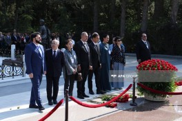Milli Musiqi Günü münasibətilə I Fəxri xiyabanda Üzeyir Hacıbəylinin məzarı ziyarət edilib - FOTO 