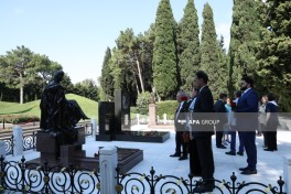 Milli Musiqi Günü münasibətilə I Fəxri xiyabanda Üzeyir Hacıbəylinin məzarı ziyarət edilib - FOTO 