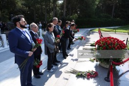 Milli Musiqi Günü münasibətilə I Fəxri xiyabanda Üzeyir Hacıbəylinin məzarı ziyarət edilib - FOTO 