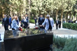 Milli Musiqi Günü münasibətilə I Fəxri xiyabanda Üzeyir Hacıbəylinin məzarı ziyarət edilib - FOTO 